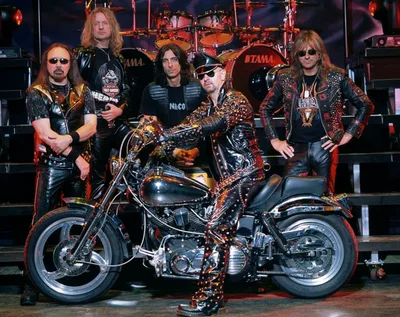Rob Halford liga canções do Judas Priest ao período em que ocultava sua sexualidade