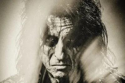 Vincent Furnier conta como deixou de atribuir seus vícios a Alice Cooper