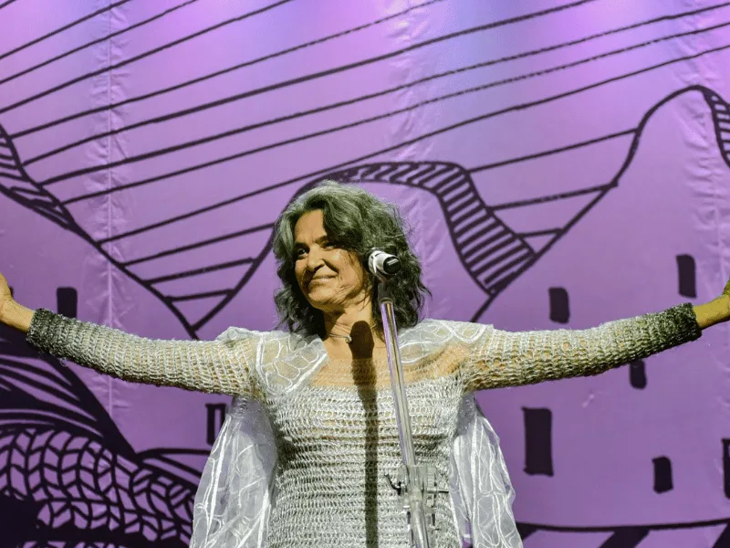 Simone apresenta novo espetáculo no Recife com repertório entre gerações