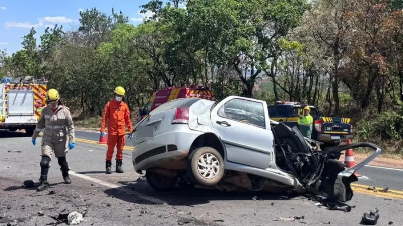 Colisão entre carro e caminhão mata mulher na BR-153, em Uruaçu