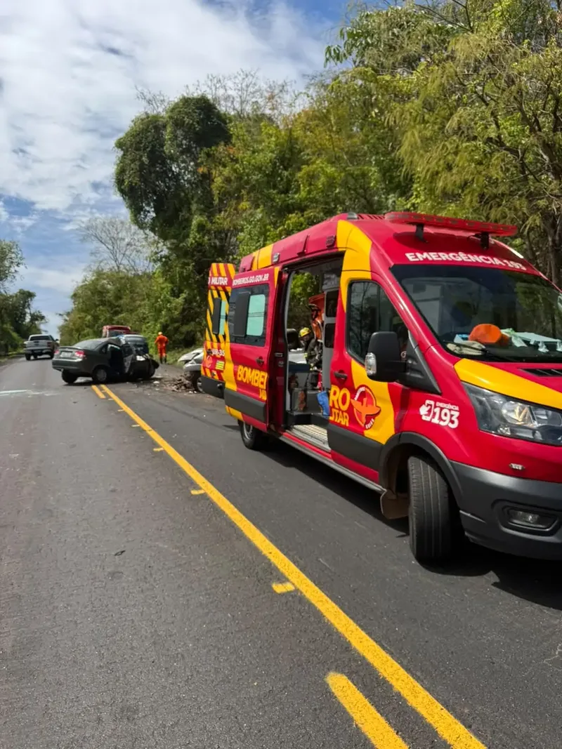 Óleo derramado após batida mobiliza equipes na GO-020, em Goiás