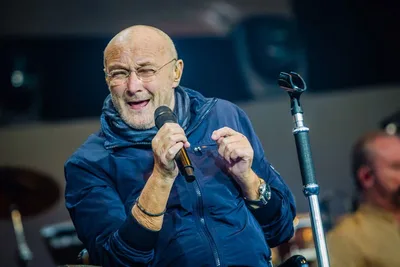 Phil Collins conta como o álcool afetou sua saúde e lembra período no hospital