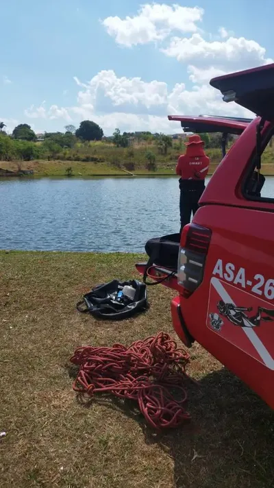 Polícia apura morte de rapaz encontrado em lago de Senador Canedo