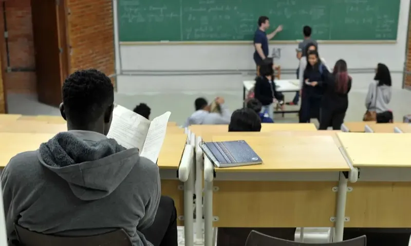 Pisa 2025 mostra queda da OCDE e estagnação do Brasil na educação
