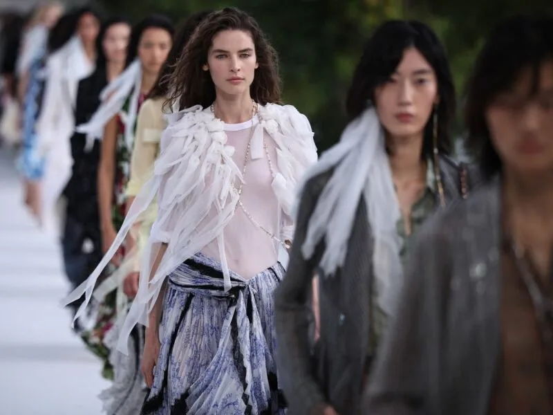 Pregas, pétalas e metal marcam estreia feminina de Anderson na Dior