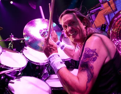 Nicko McBrain conta como decidiu permanecer no Iron Maiden após conversão