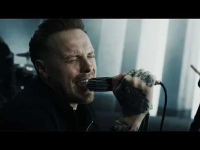 Architects transforma percepção e controle no clipe de “Machine”