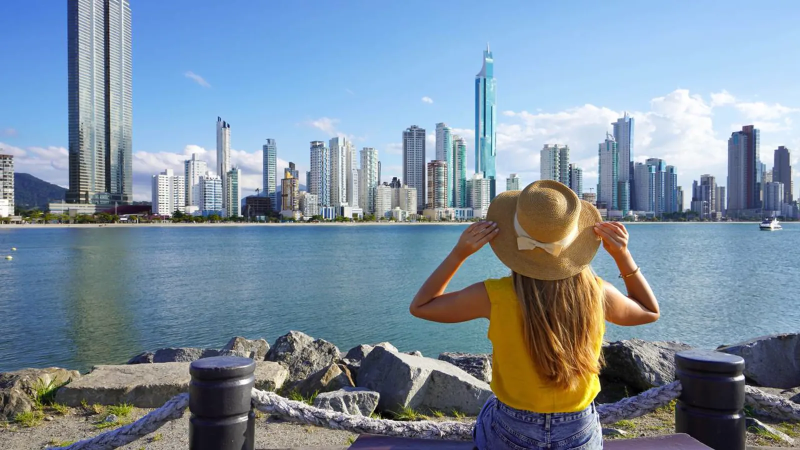Balneário Camboriú combina praia refeita e arranha-céus de quase 300 metros