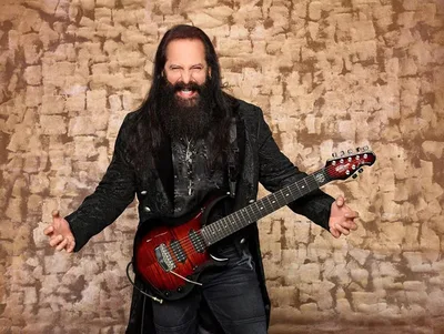 Na estrada, John Petrucci busca academias para manter os treinos
