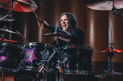 Aquiles Priester presta tributo a Cronos, voz e baixo do Venom