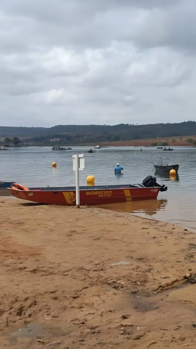 Quatro pessoas são resgatadas após barco afundar no Lago Bom Sucesso