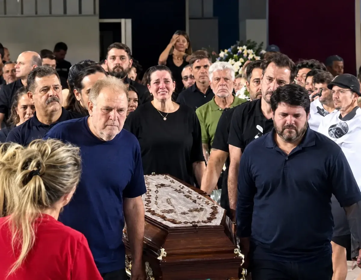 Cortejo de Amilton Filho segue para sepultamento em Anápolis