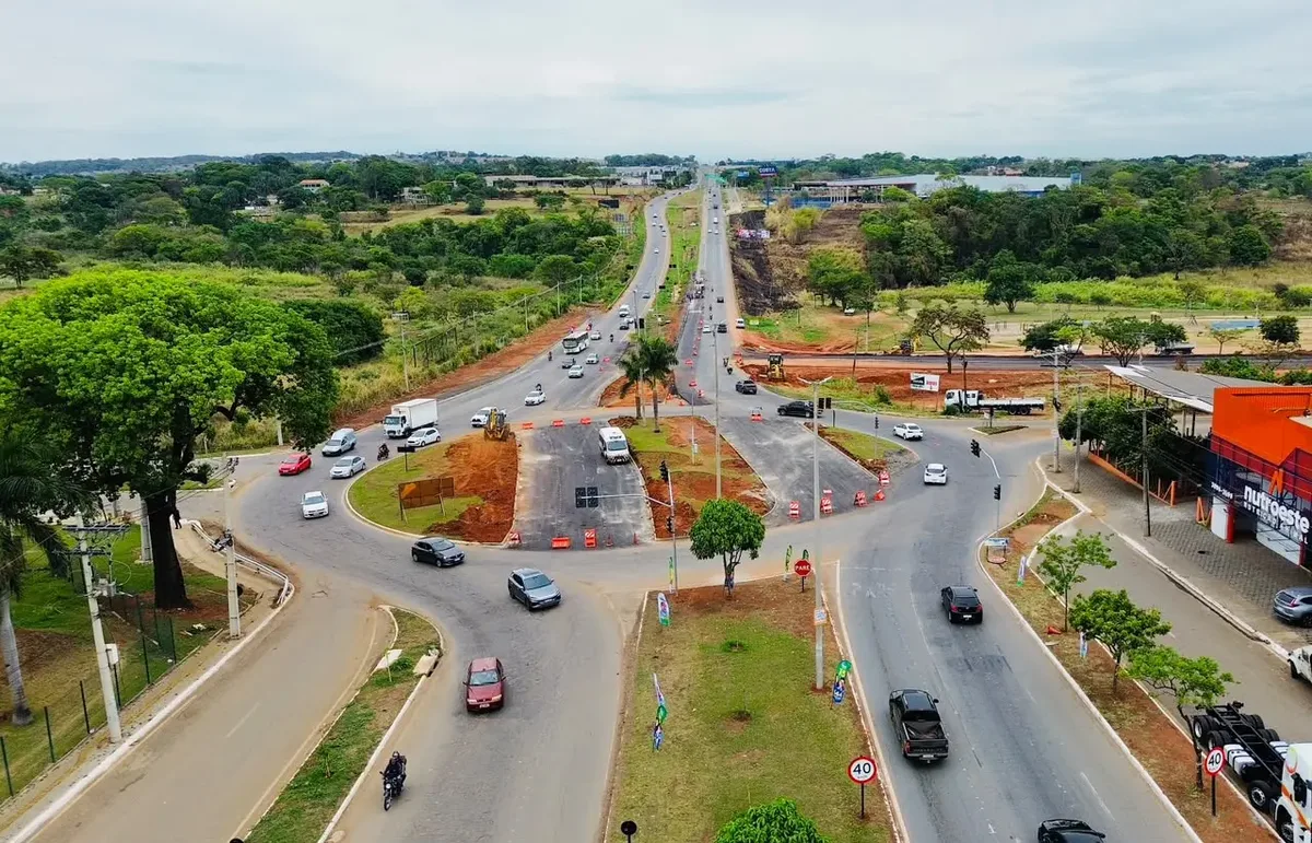Nova ligação viária perto do Hugol recebe asfalto e meio-fio em Goiânia
