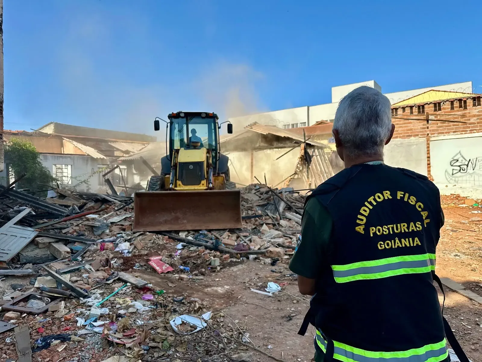 Demolição retira ponto de risco sanitário e de segurança em Goiânia