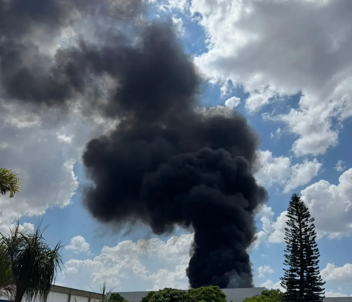 Fumaça se espalha pelo Daia após fogo em empresa de papelão