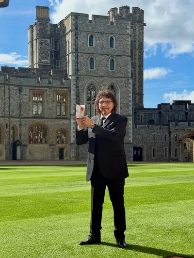 Tony Iommi é homenageado por trajetória no Black Sabbath e ação beneficente