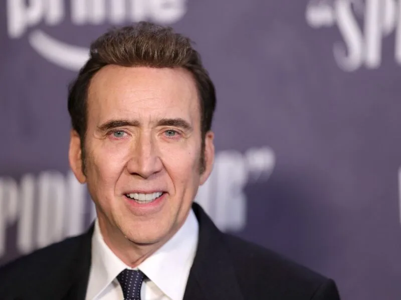 Erosão abre buraco de 9 por 9 metros em imóvel de Nicolas Cage