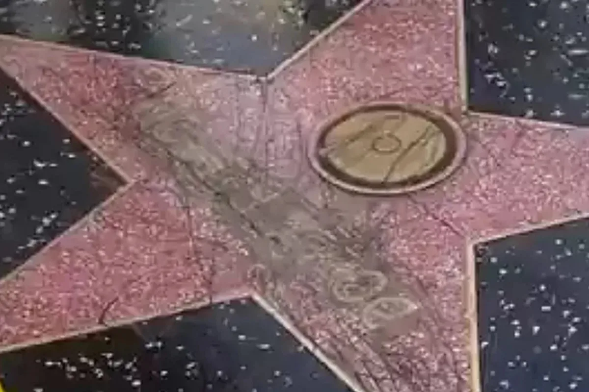 Estrela de Dolly Parton é restaurada após vandalismo em Hollywood