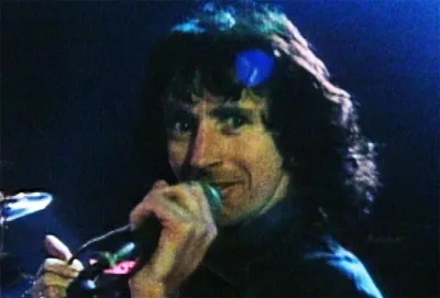 Brian Johnson assumiu no AC/DC também o desafio de escrever após Bon Scott