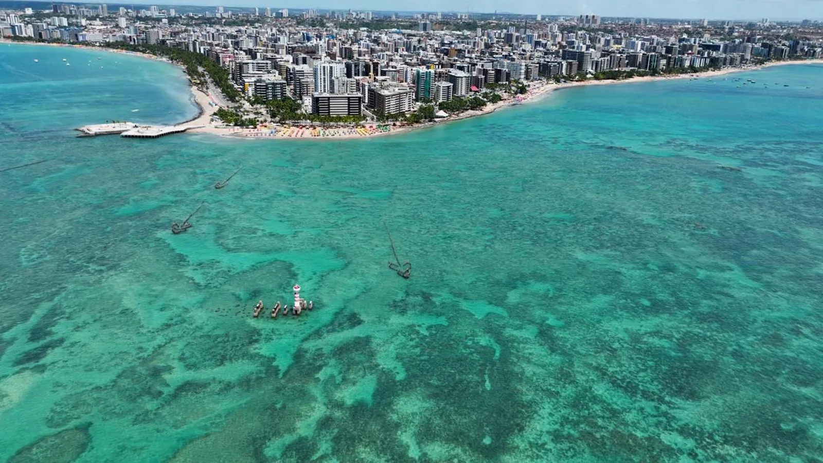 Maceió combina piscinas naturais, orla urbana e destaque entre destinos de 2026