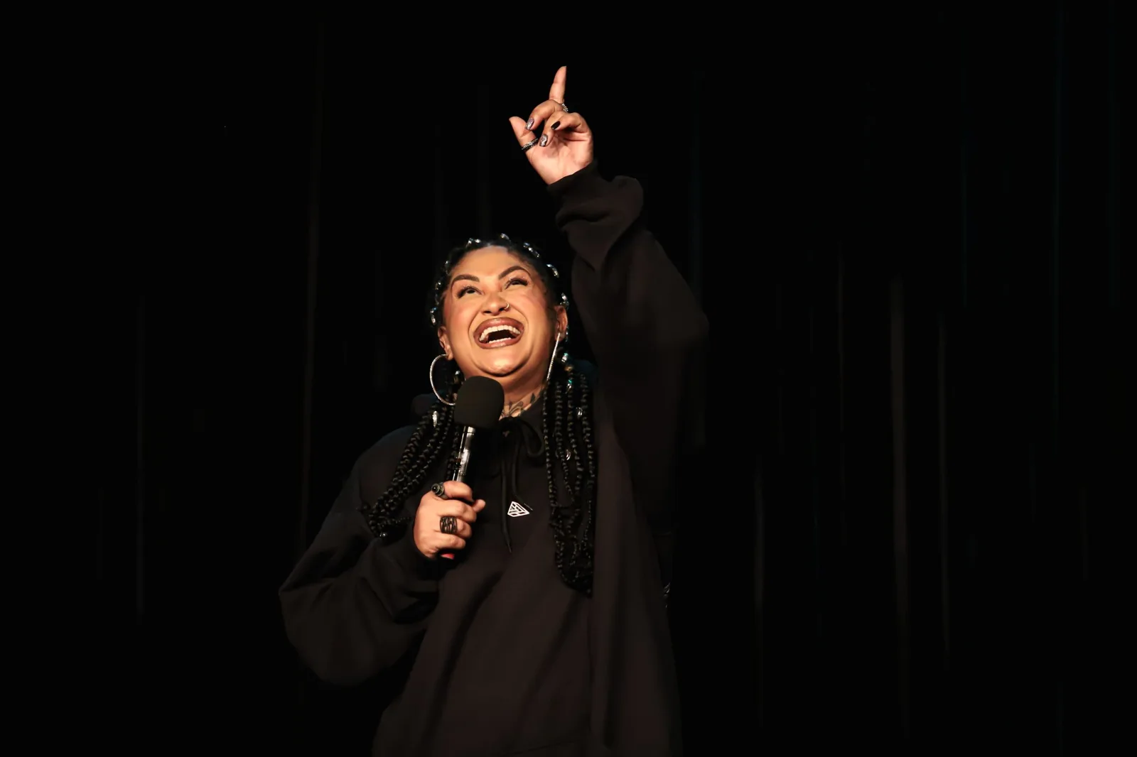 Niny Magalhães transforma vivências da Ceilândia em humor nos palcos