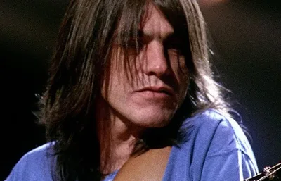 Malcolm Young via “Hells Bells” como um clássico permanente do AC/DC