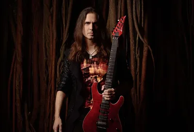 Kiko Loureiro elogia Tony Iommi e compara seu estilo ao de Eddie Van Halen