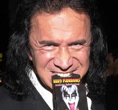 Gene Simmons critica os anos 1980 ao elogiar álbum do Guns N’ Roses