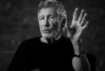 Roger Waters questiona a performance de Phil Collins e cita Lennon e Dylan