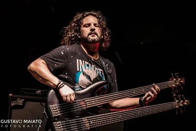 Antes do Angra, Felipe Andreoli começou no baixo em banda escolar