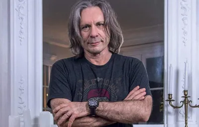 Bruce Dickinson aparece em clipe do Wrathchild como manifestante