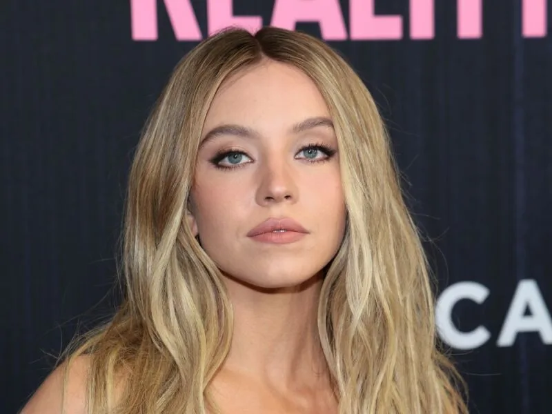 Atletas criticam campanha de apostas estrelada por Sydney Sweeney