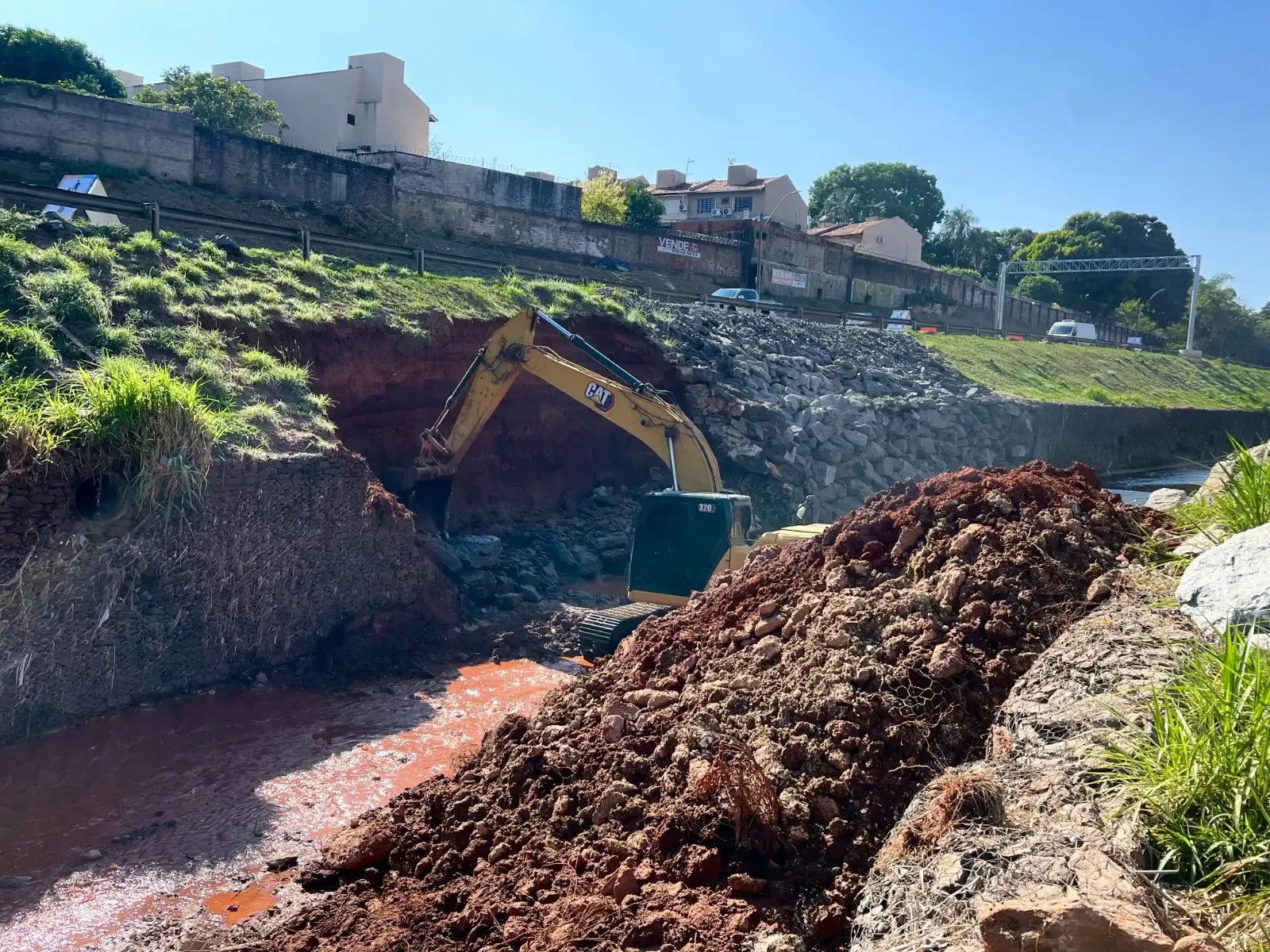 Obra reforça talude e afeta trânsito na Marginal Botafogo, em Goiânia