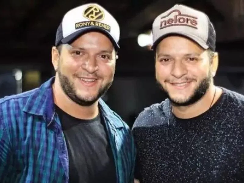 Dupla do Trio Zero Bala é atropelada durante troca de pneu no RJ