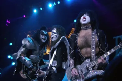 Gene Simmons diz que drogas e álcool afastaram Ace Frehley e Peter Criss do Kiss