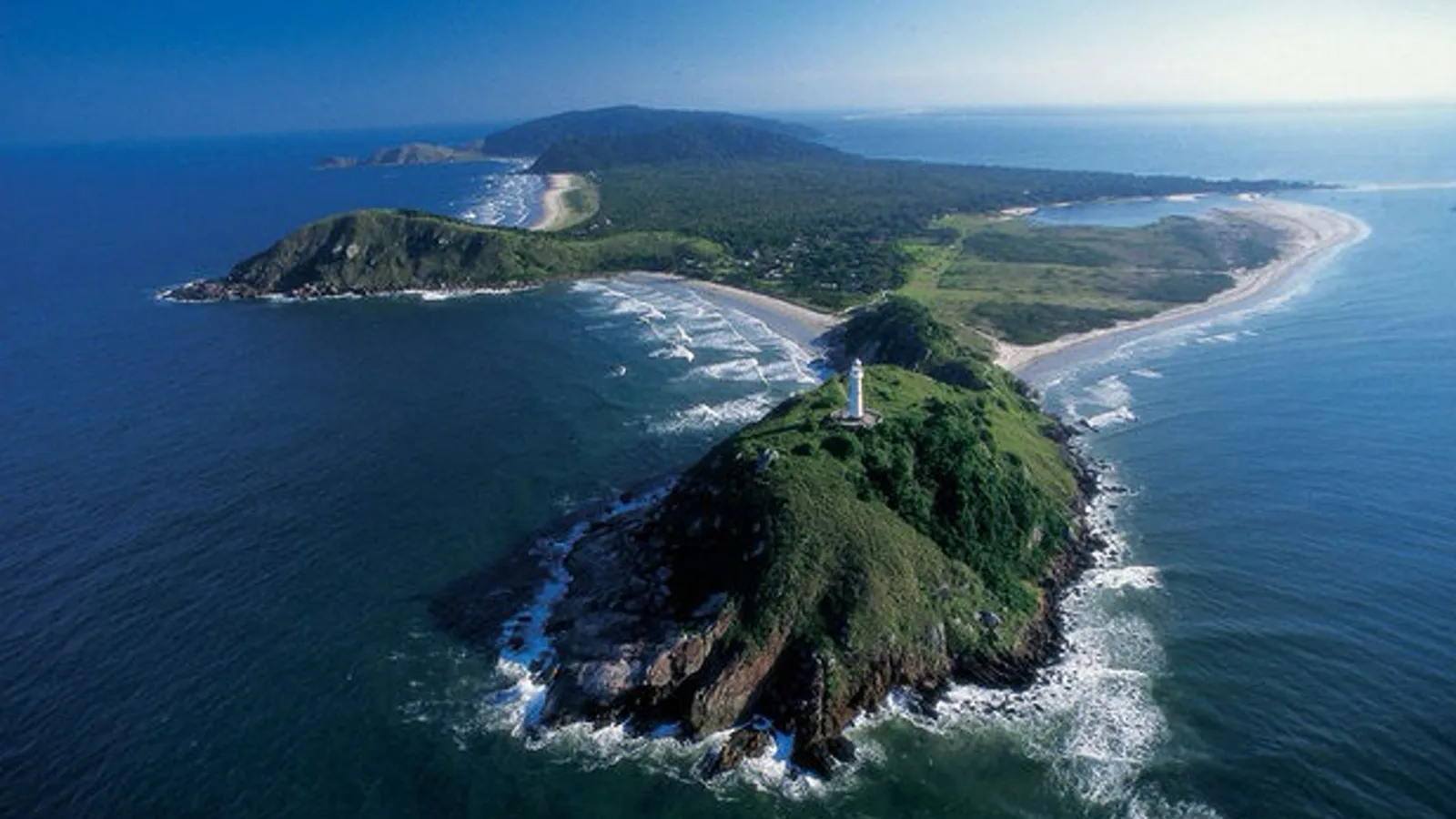 Ilha do Mel reúne farol histórico, fortaleza e caminhos pela Mata Atlântica