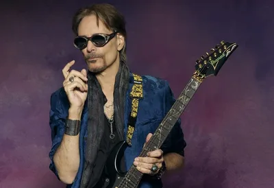 Steve Vai escolhe o Queen como a banda mais singular do rock