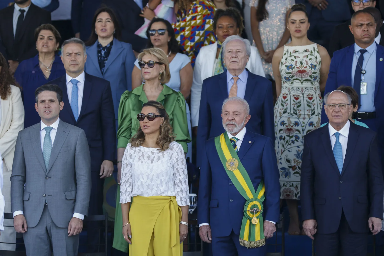 Feriado coloca em cena desfile oficial, atos da oposição e candidaturas em campanha