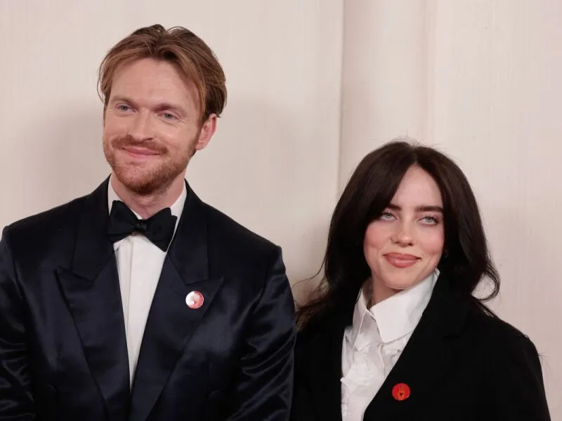 Finneas e outros três artistas deixam a programação da turnê de Ed Sheeran