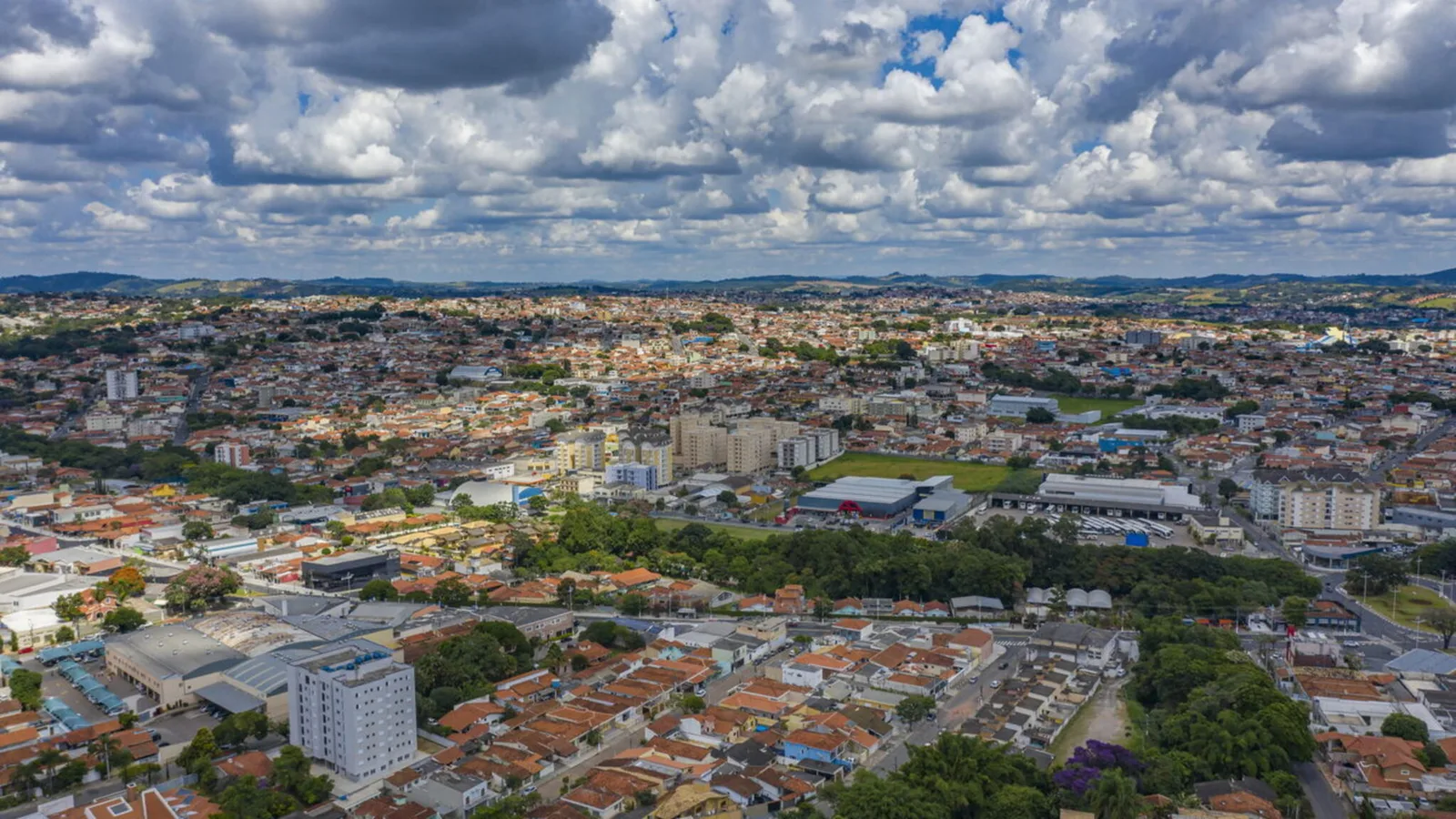 Atibaia une tradição do morango, turismo rural e a Pedra Grande