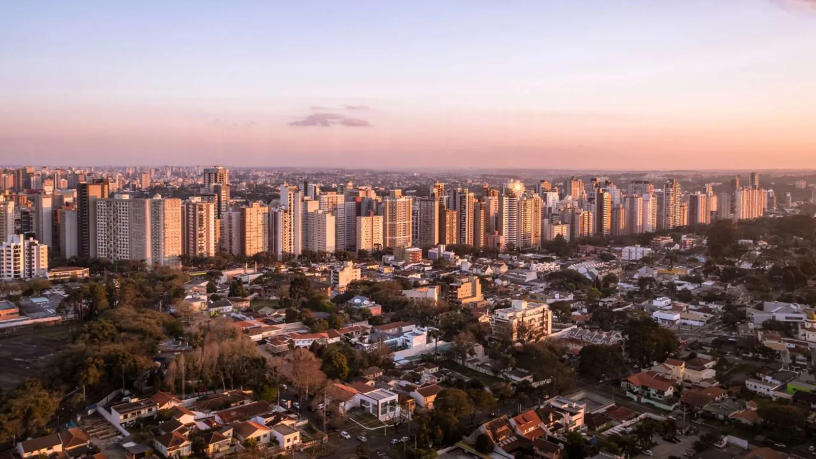 Curitiba integra árvores, parques e transporte ao planejamento urbano