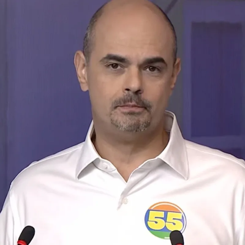 Mateus Simões enfrenta fogo amigo na reta final