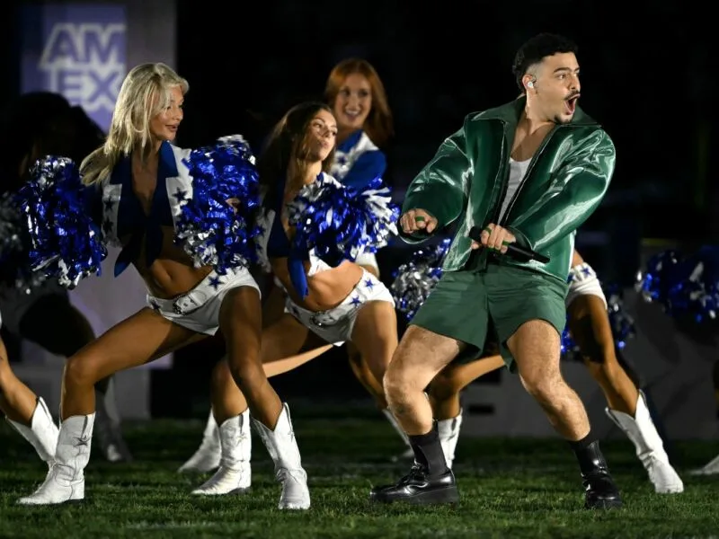 Pedro Sampaio e Ricky Martin enfrentam falhas de áudio no intervalo da NFL