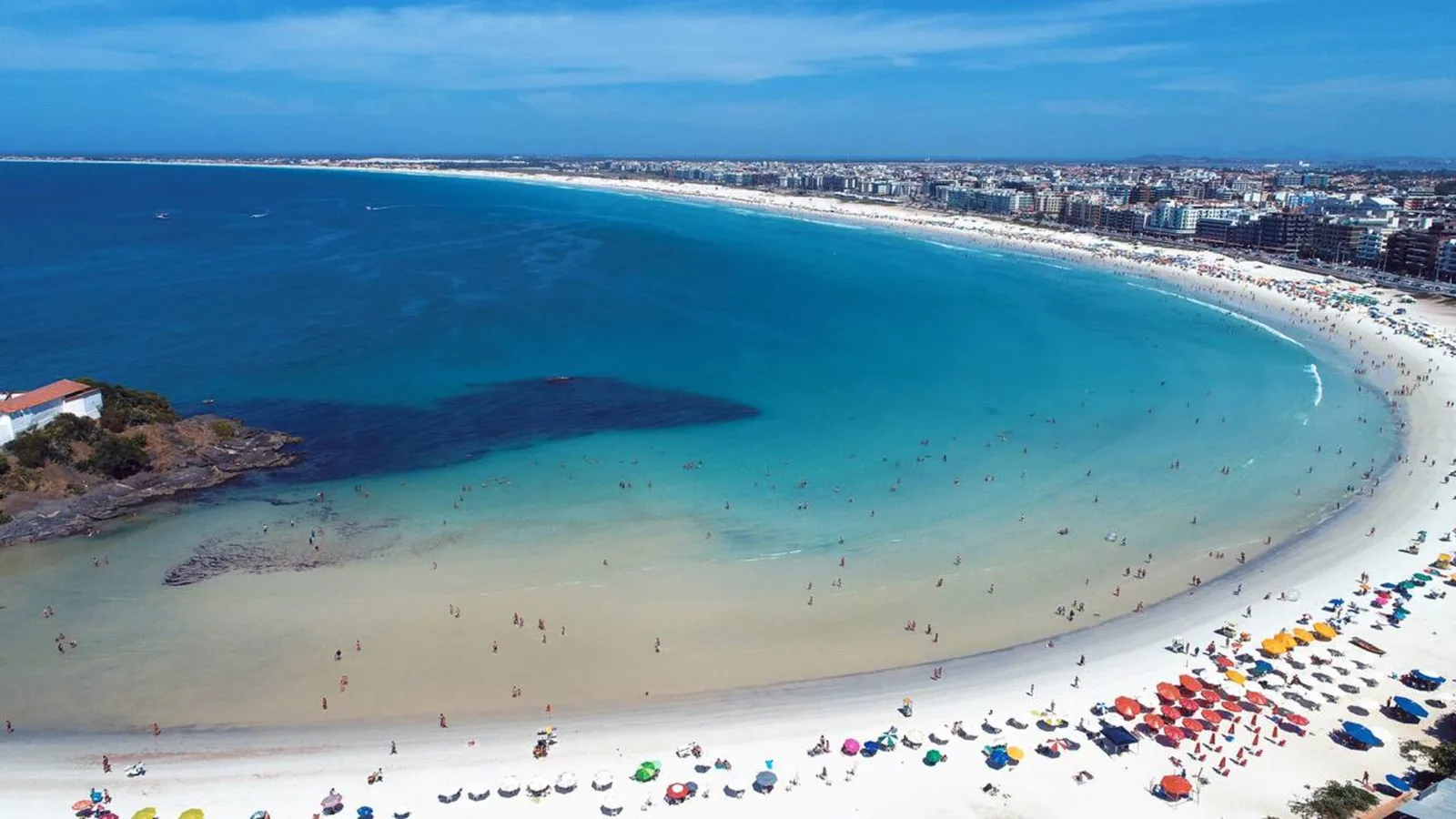 Cabo Frio combina areia branca, mar cristalino e água fria no verão