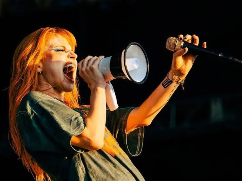Hayley Williams lembra legado de Chad Gilbert em mensagem de despedida
