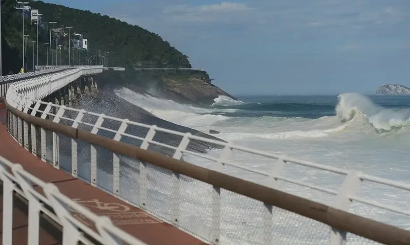 Chuva e ventos de até 51 km/h mantêm atenção no Rio nesta segunda-feira
