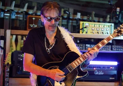 Steve Vai relembrou controle sobre Devin Townsend em sua banda