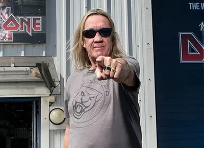 Nicko McBrain recorda uso de drogas e alucinação antes da fama