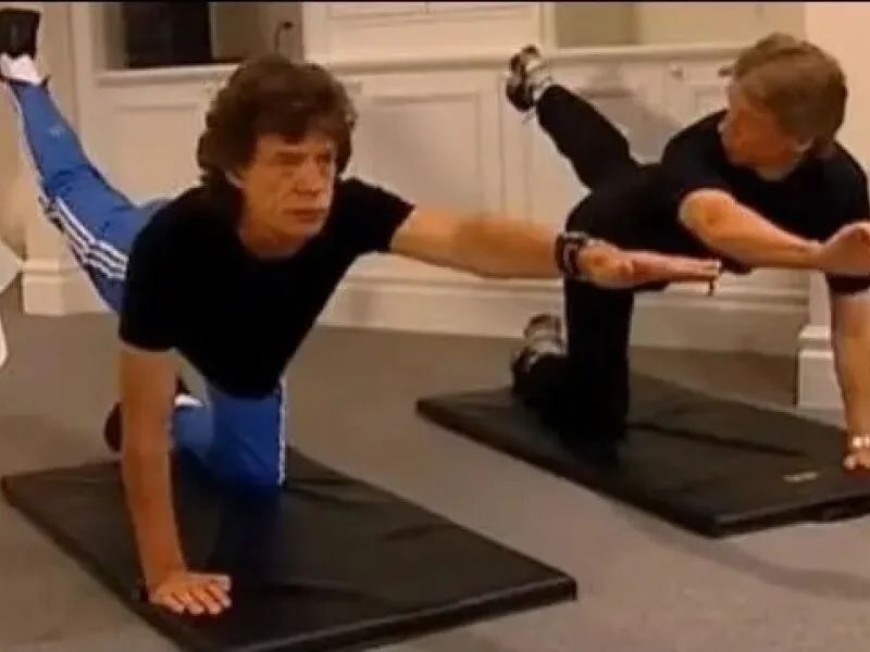 Mick Jagger mantém treino com corrida, natação e controle corporal