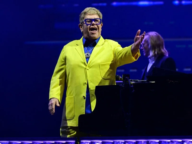 Elton John leva cores do Brasil e provoca comparações com Milton Cunha